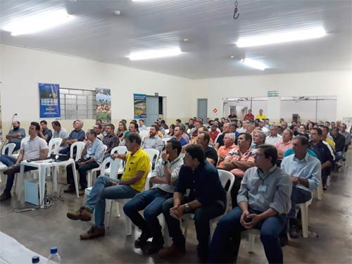 Produtores assistem a palestras durante a Semana de Hortifrutis de Itápolis 