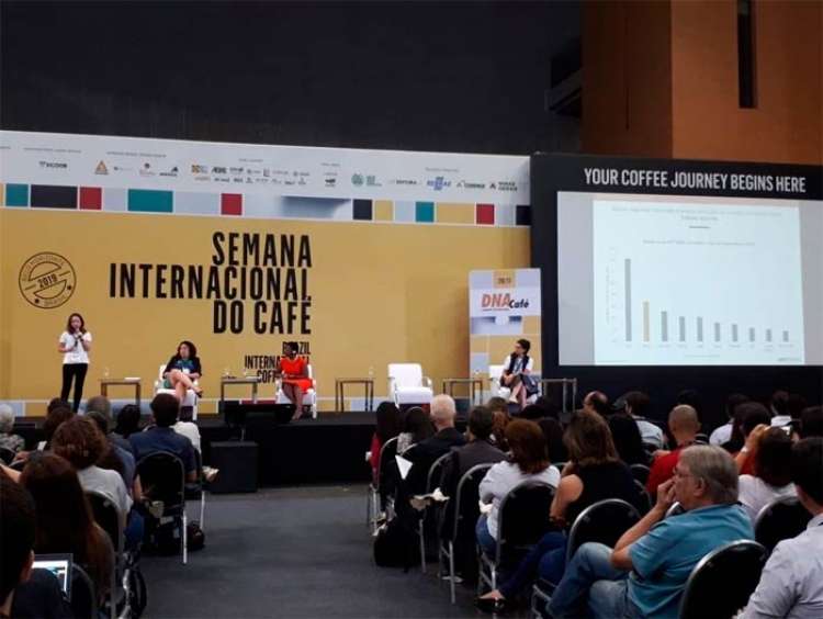 Angelica Salado fala sobre mercado global de café em painel durante a SIC