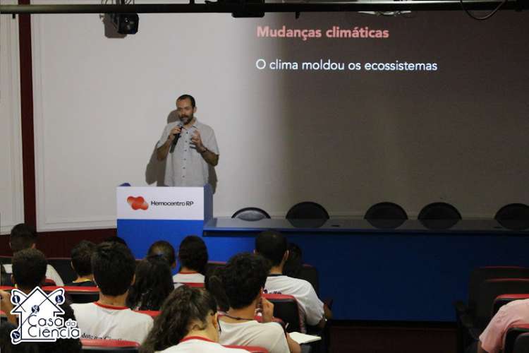 O pesquisador Dr. Eduardo Oliveira, integrante do Laboratório de Fisiologia Vegetal da Faculdade de Filosofia, Ciências e Letras de Ribeirão Preto (FFCLRP-USP), estuda os efeitos do aumento da concentração de gás carbônico na atmosfera sobre as plantas e as formações vegetais