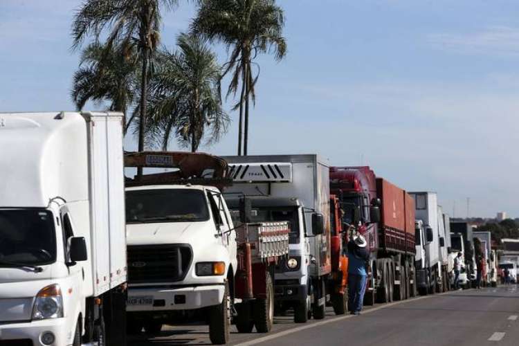 Após aumento do diesel, caminhoneiros estão divididos sobre paralisação