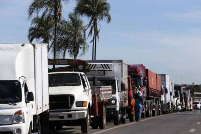 Após aumento do diesel, caminhoneiros estão divididos sobre paralisação