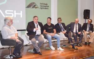 Maurício Guedes, diretor da Faperj; Paulo Alvim, ministro da Ciência, Tecnologia e Inovações; Fred Santoro, CEO da Raketo; senador Carlos Portinho; Cláudio Furtado, presidente do INPI e Caio Carvalho, presidente da Abag.