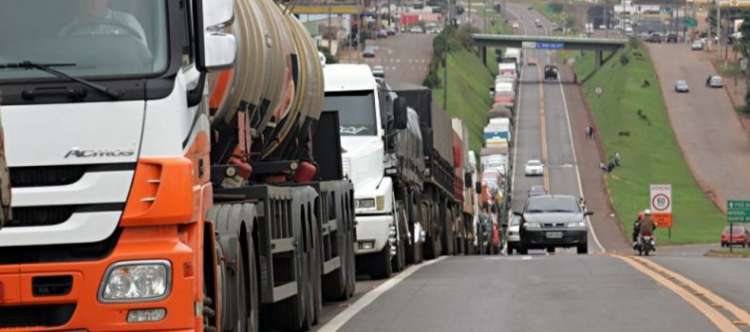 Governo anuncia crédito de R$ 30 mil para caminhoneiro autônomo (REUTERS)