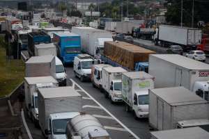 Parte dos caminhoneiros ameaça greve dia 29