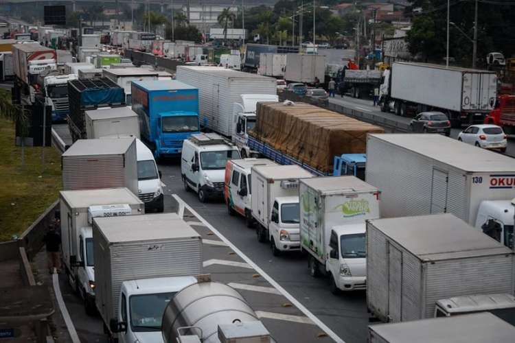 Parte dos caminhoneiros ameaça greve dia 29