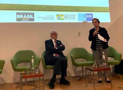 Ministra da agricultura defende produção sustentável do agro na Alemanha